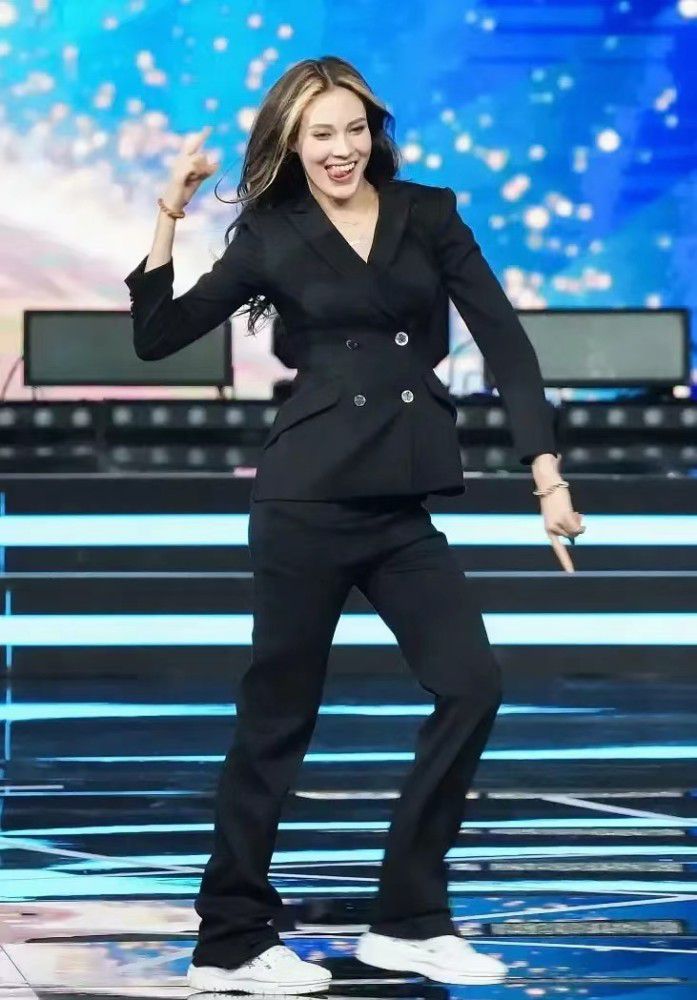 电影《筑梦乐队》其演员阵容强大，著名演员方青卓(饰演剧中女主角母亲卢母)、著名演员杜玉明(饰音乐大赛主办方 王总） 、周星驰御用演员黄一山（饰演导师汪洋）、著名歌手演员雷启飞(饰演男一号 吉他手 张大山)，青年女演员周小小（饰演女一号 键盘手 卢红雨），著名演员彭波（饰演鼓手 周星）、香港著名演员曹查理（饰 大学校长）、著名演员周勇敢（饰演 贝斯手 阿维）、小演员雷沐鸯（饰演 沐沐），著名笑星演员小布丁（饰演 泰山哥）另外还邀请了西南地区猫眼统计票房最高明星演员凌淋老师加盟友情出演本部影片